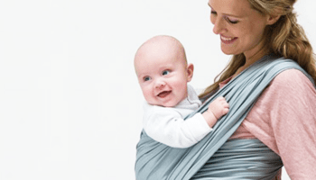 Vrouw met baby in draagdoek