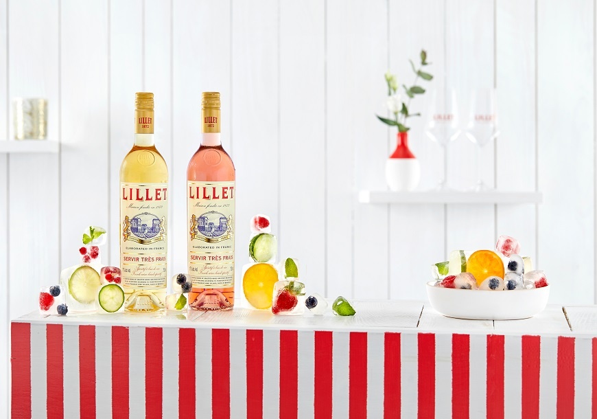 Flessen Lillet op tafel met zomerse cocktailglazen
