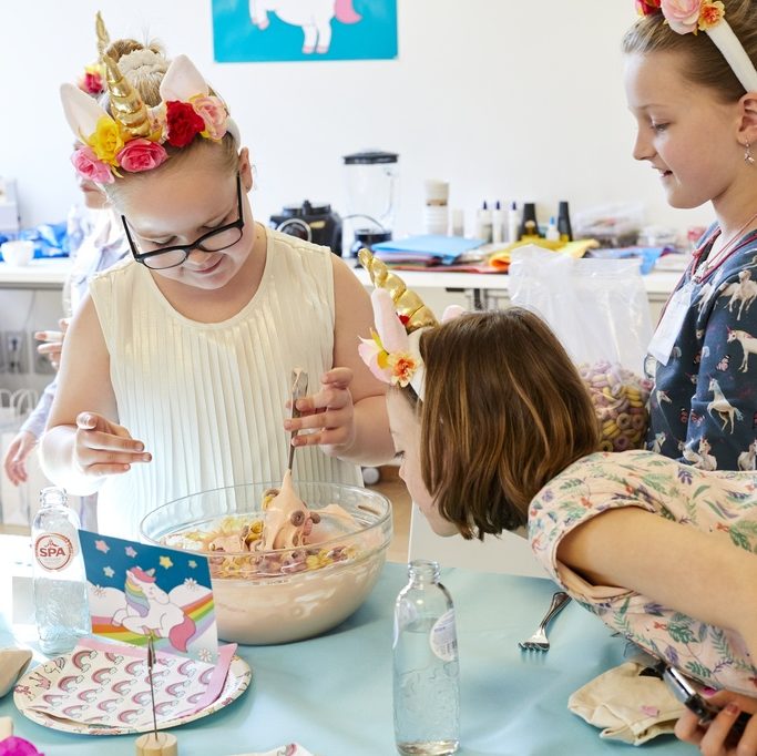 Meisjes koken op verjaardagsfeestje Unicorns