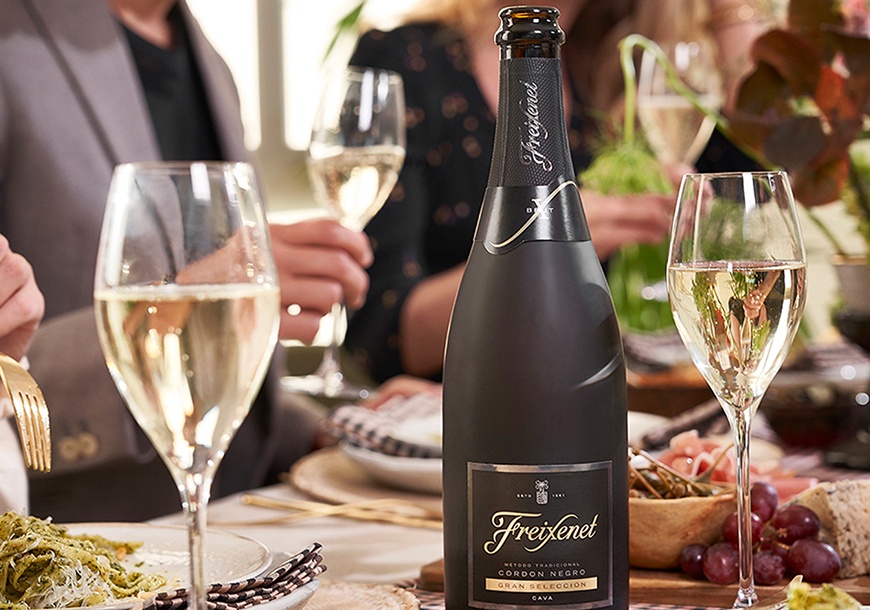 Freixenet Gordon Negro met champagneglazen op feestelijke tafel