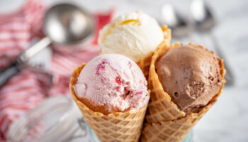 3 hoorntjes met bolletje vanille-ijs, chocolade-ijs en aardbei-ijs