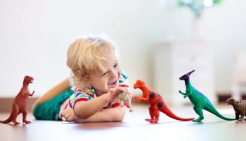 Kind speelt met speelgoed dinosaurussen
